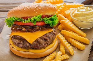 Meal Burger Classic με τσένταρ, πατάτες και σος burger