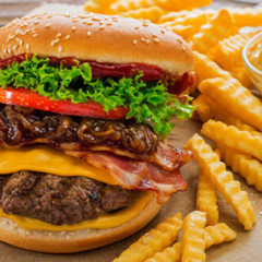 Burger Classic με τσένταρ, μπέικον και πατάτες