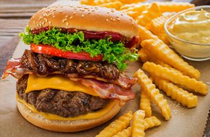 Meal Burger Classic με τσένταρ, μπέικον, πατάτες και σος burger